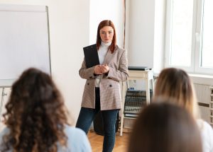 Satış Koçluğu Eğitimi Satış Koçluğu Eğitimi, satış profesyonellerinin ve yöneticilerinin, satış süreçlerinde koçluk tekniklerini kullanarak ekiplerinin performansını artırmasını amaçlayan bir eğitim programıdır. Bu eğitim, satış ekibinin motivasyonunu yükseltmek, hedeflere ulaşma oranını artırmak ve bireysel gelişimi teşvik etmek için gerekli beceri ve araçları sağlar.