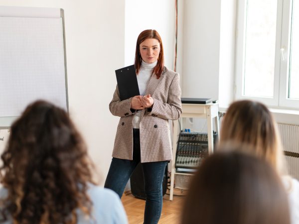 Satış Koçluğu Eğitimi, satış profesyonellerinin ve yöneticilerinin, satış süreçlerinde koçluk tekniklerini kullanarak ekiplerinin performansını artırmasını amaçlayan bir eğitim programıdır. Bu eğitim, satış ekibinin motivasyonunu yükseltmek, hedeflere ulaşma oranını artırmak ve bireysel gelişimi teşvik etmek için gerekli beceri ve araçları sağlar.