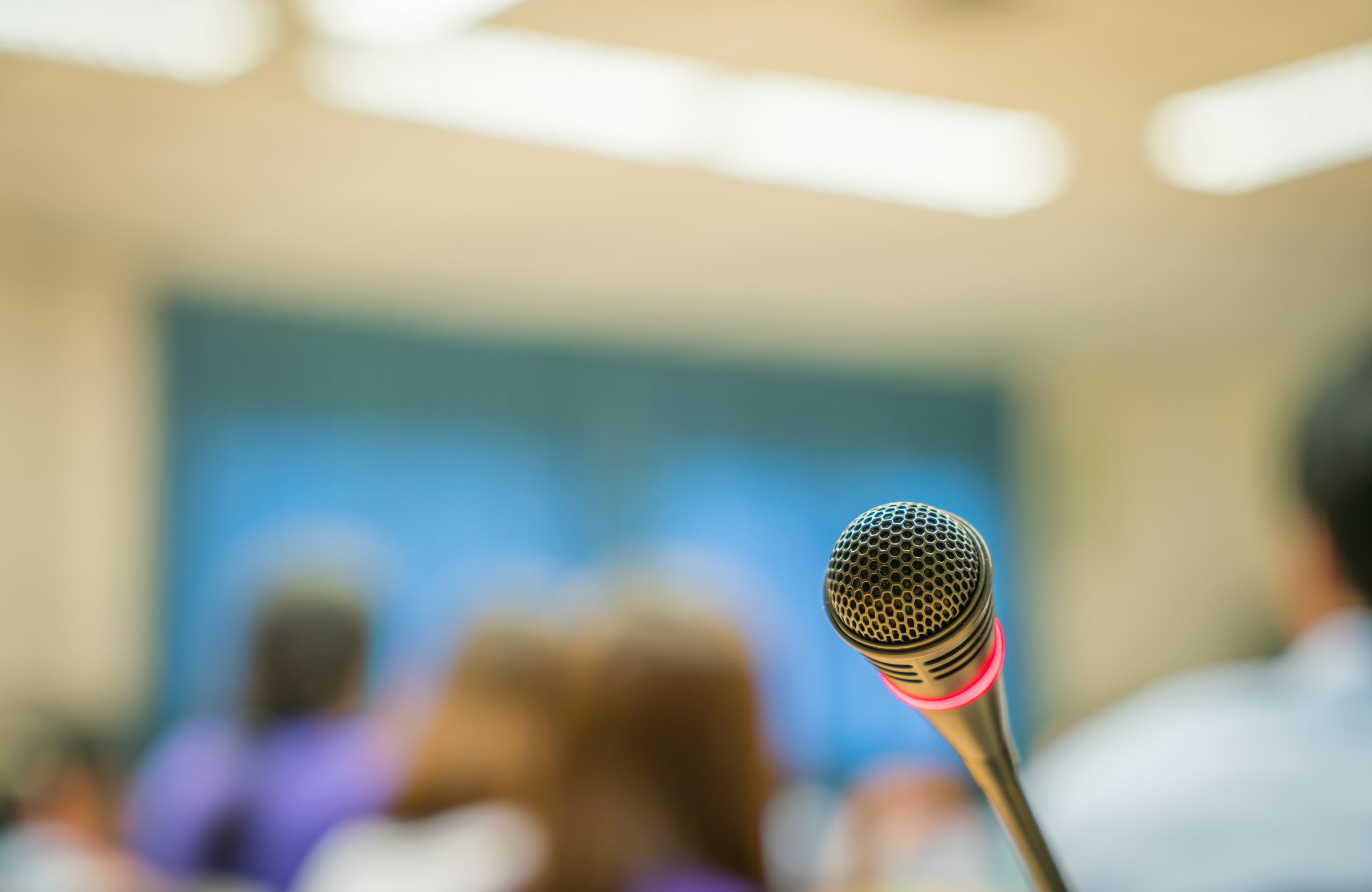 Hizmetler 16 microphone with unfocused background audience scaled