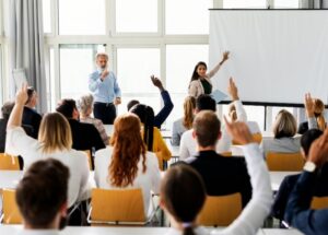 Yetişkin öğrenme ilkeleri üzerine grup çalışması yapan kurum içi eğitmen adayları